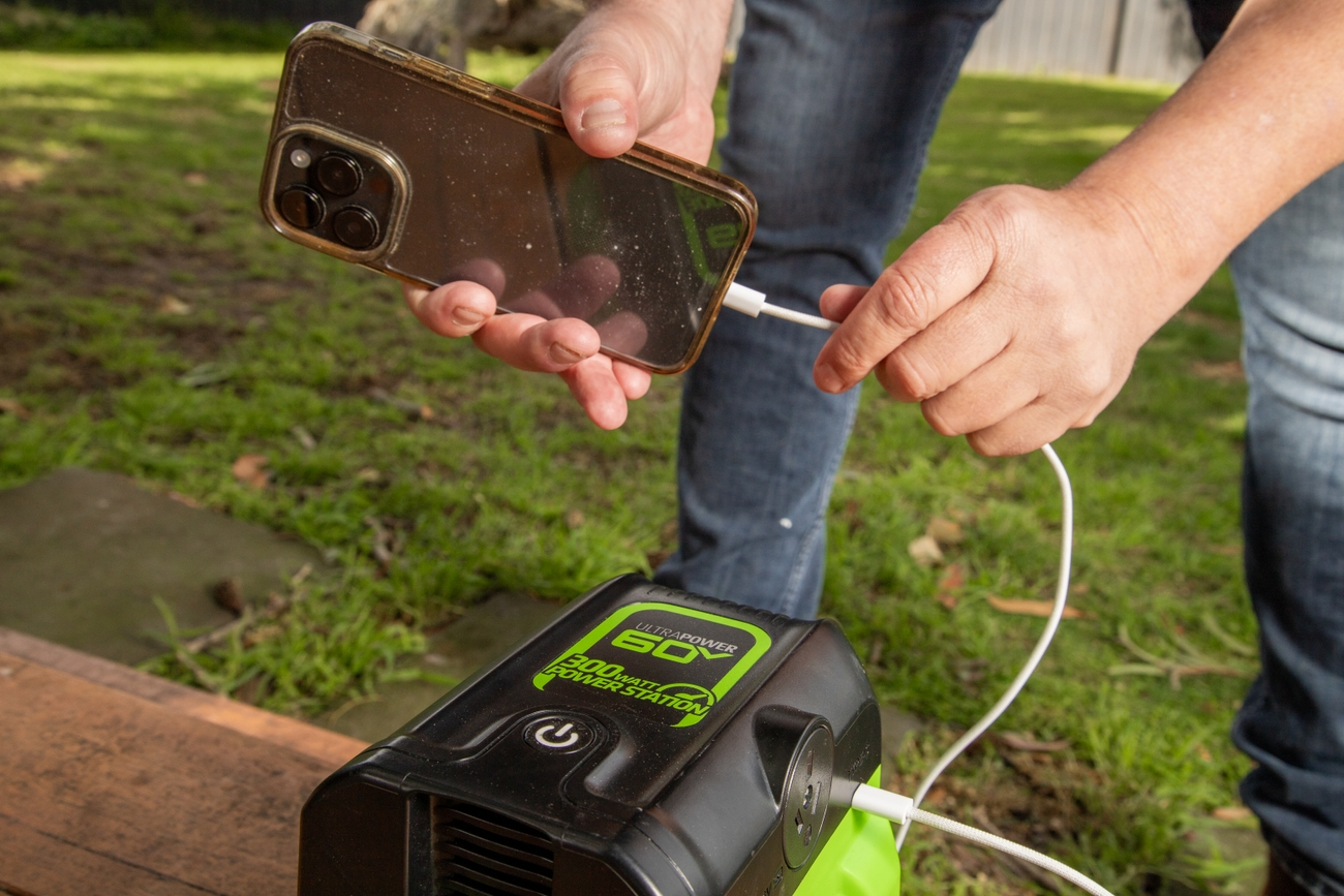 Greenworks 60V Pro 300 Watt Inverter Skin Only