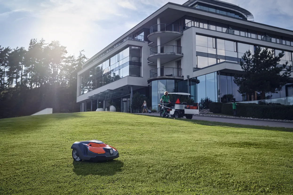 Husqvarna AUTOMOWER® 550 EPOS Robotic Mower - 10000 m²