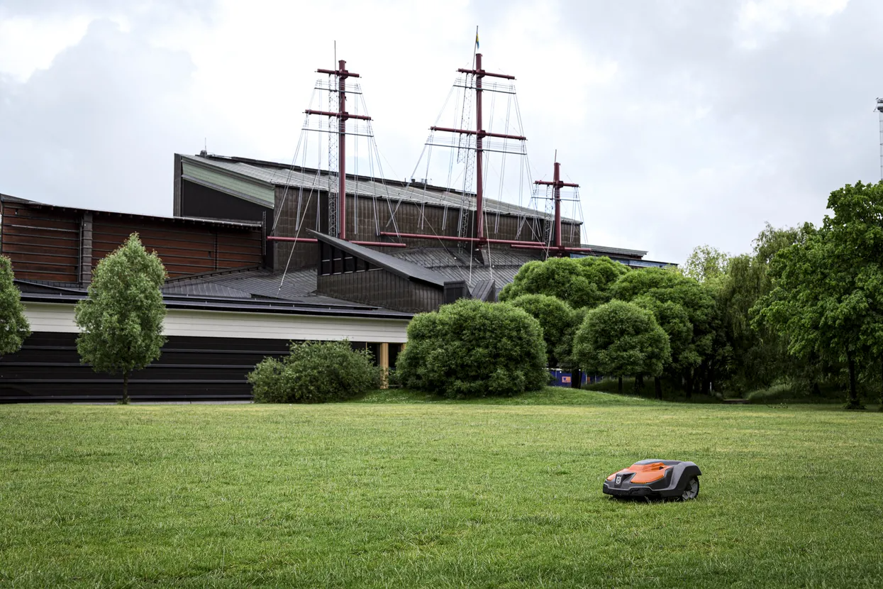 Husqvarna AUTOMOWER® 550 EPOS Robotic Mower - 10000 m²