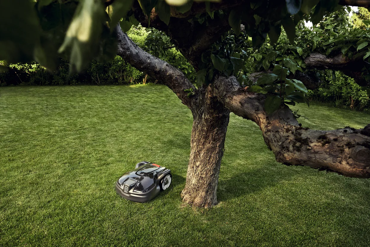 Husqvarna Automower® 305 Robotic Mower - 600 m²