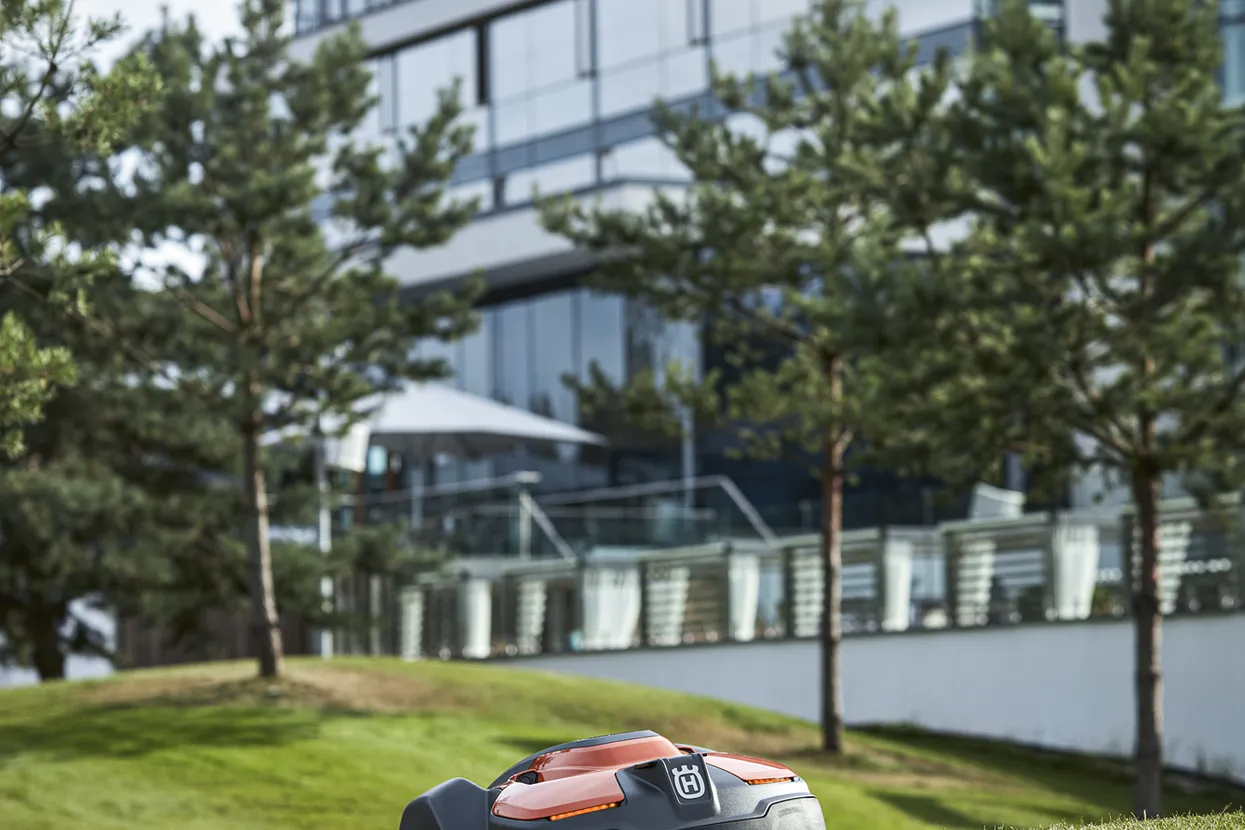 Husqvarna AUTOMOWER® 550 EPOS Robotic Mower - 10000 m²