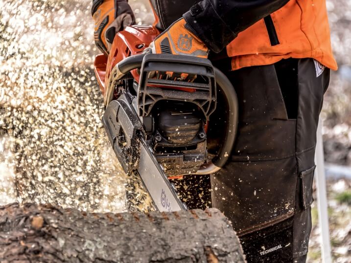 Prevent your chainsaw from getting stuck using the cross-cutting techn