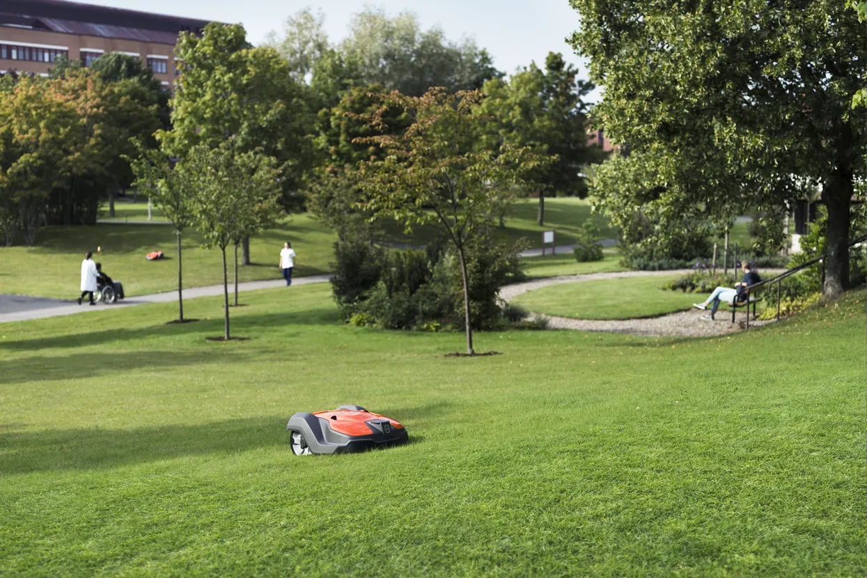 Husqvarna AUTOMOWER® 550 Robotic Mower - 5000 m²