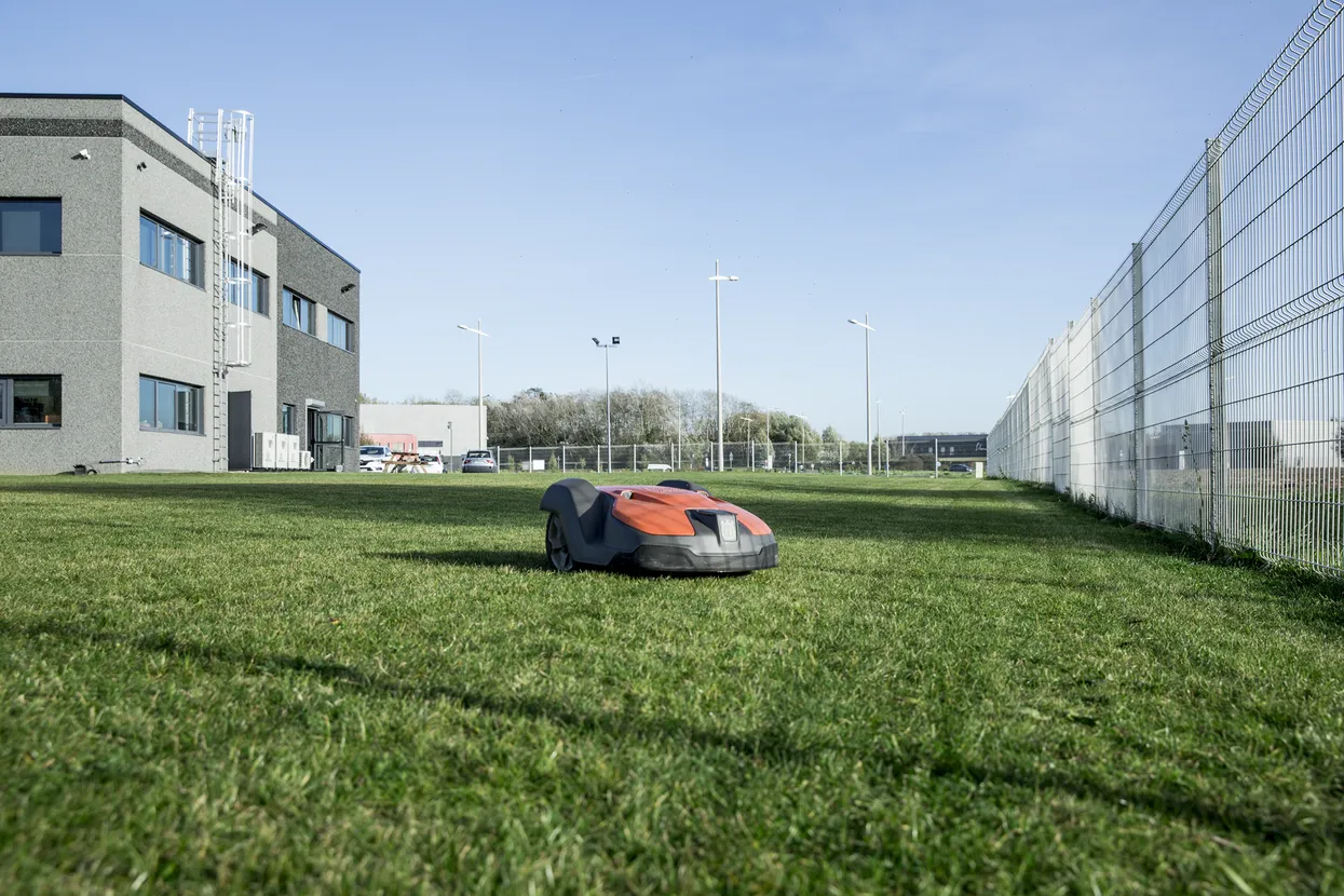 Husqvarna AUTOMOWER® 550 Robotic Mower - 5000 m²