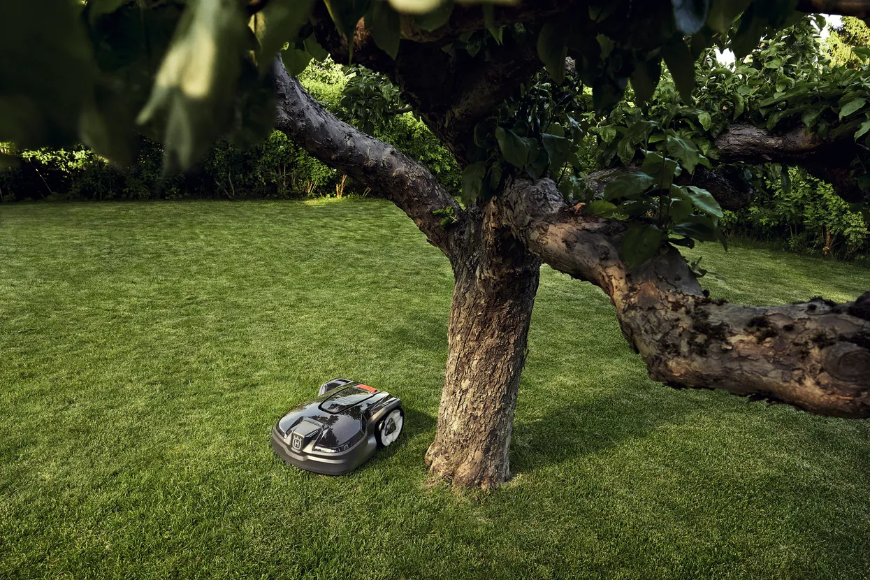 Husqvarna Automower® 305 Robotic Lawn Mower with small installation kit - 600 m²