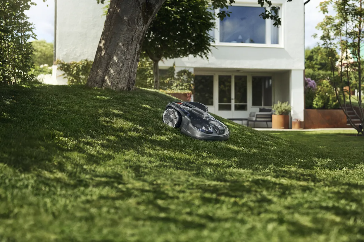 Husqvarna Automower® 320 NERA Robotic Lawn Mower with EPOS™ - 2200 m²