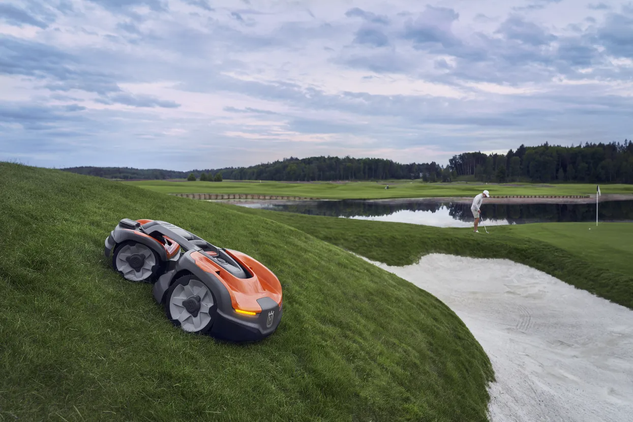 Husqvarna AUTOMOWER® 535 AWD Robotic Mower - 3500 m²